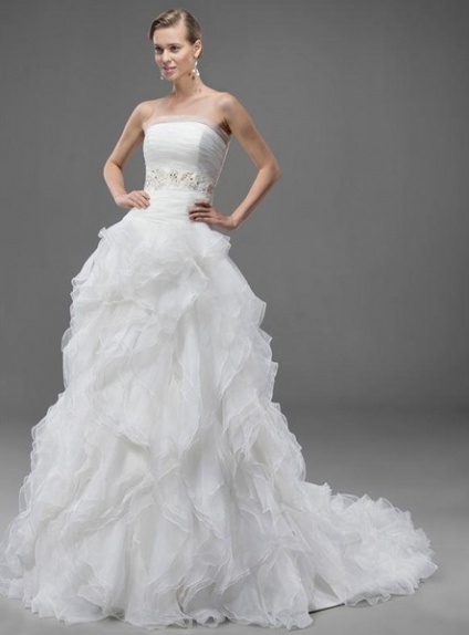 Vestito da sposa scollo dritto con gonna voluminosa di rouches organza