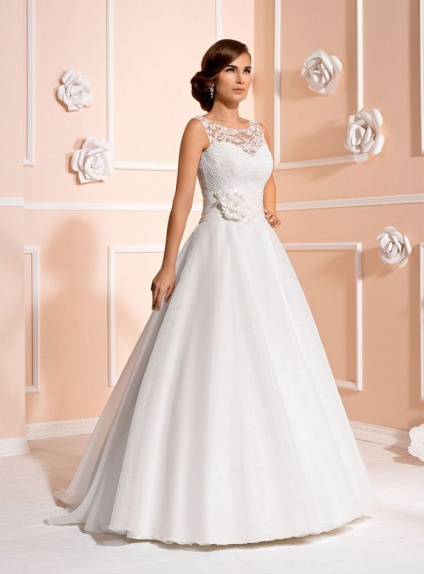 A-line Chapel train Organza Lace Low round/Scooped neck Wedding dress