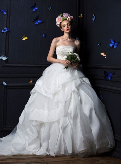 A-line Strapless Chapel train Tulle Wedding dress