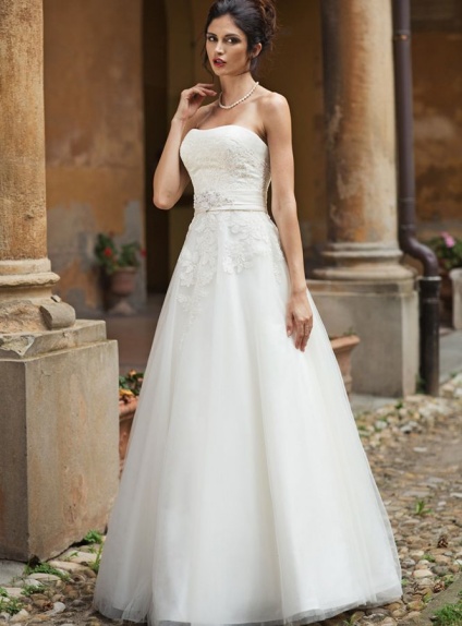A-line Strapless Floor length Tulle Wedding dress