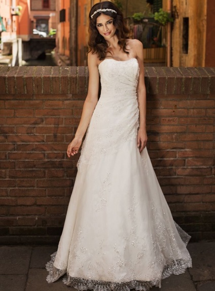 A-line Strapless Court train Tulle Wedding dress