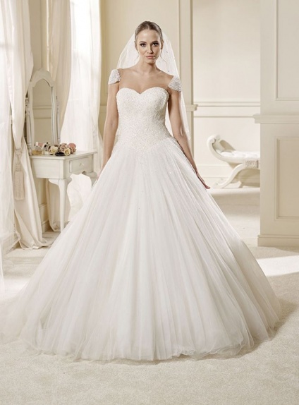 A-line Basque waist Chapel train Tulle Low round/Scooped neck Wedding dress