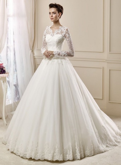 A-line Chapel train Tulle Low round/Scooped neck Wedding dress