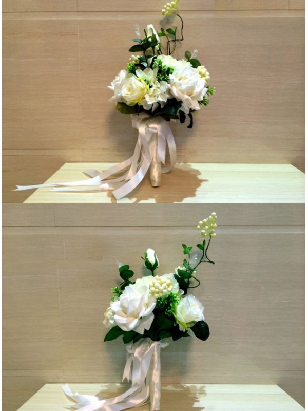 Bouquet Sposa elegante con fiori bianchi artificiali