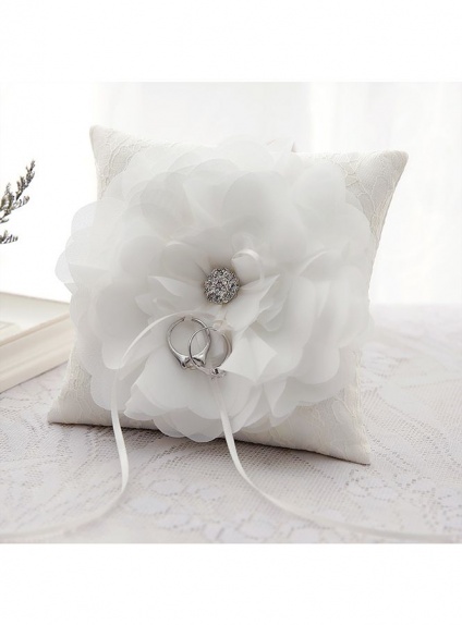 Cuscino porta anelli in pizzo con fiore centrale e gioiello argento