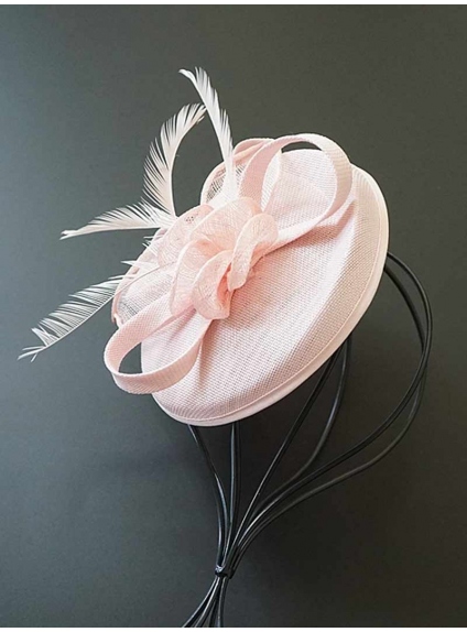 Cappello sposa e cerimonia elegante in vari colori