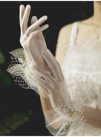Elegant classic short bridal gloves