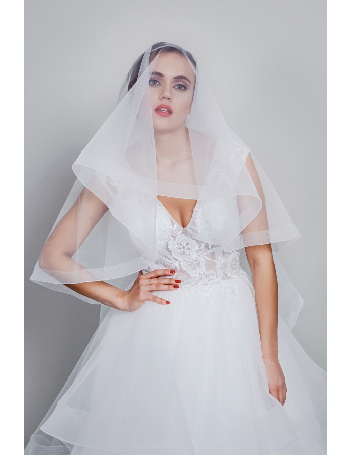 Mid lenght bridal veil
