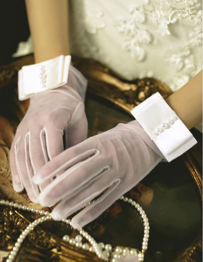 Guanti da sposa corti in tulle bianco seta con fiocchetto e perline
