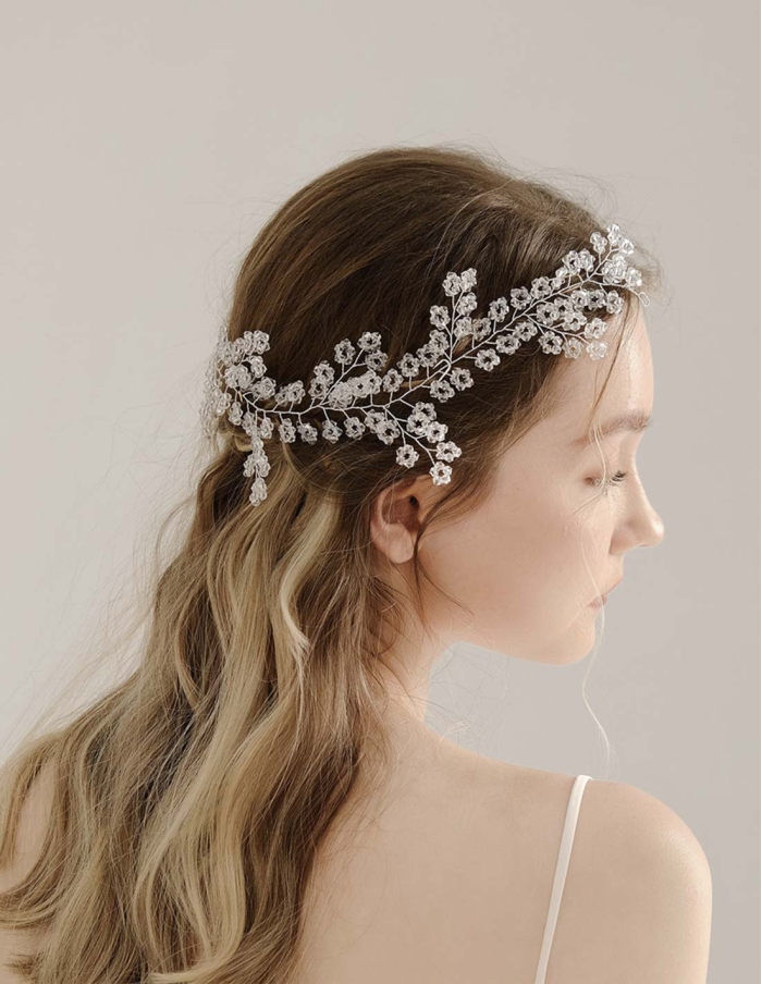 Fascia per capelli con filo argento e cristalli a forma di fiore