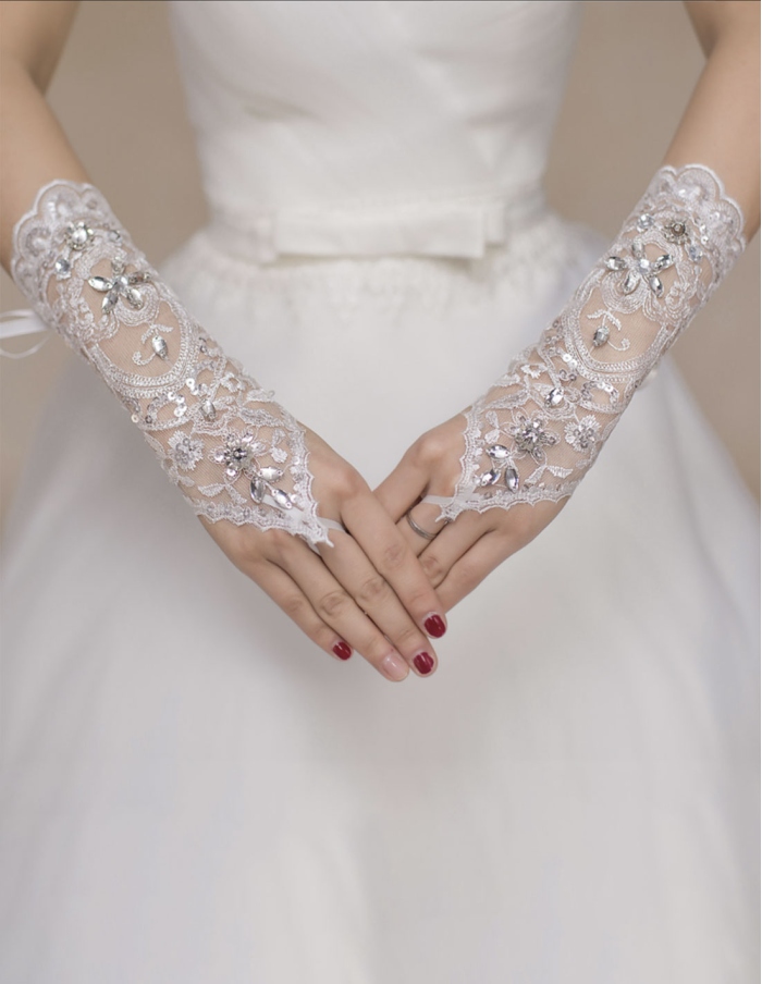 Guanti da sposa in pizzo senza dita con decori di strass argento